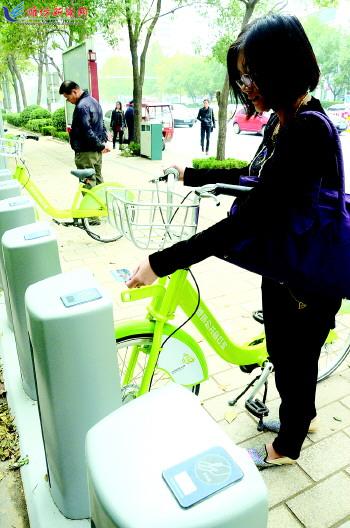 市民在站點(diǎn)刷卡取車。記者 殷夢(mèng)