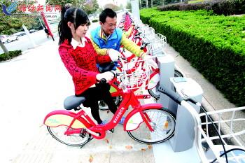 工作人員指導(dǎo)市民取車。記者 張馳