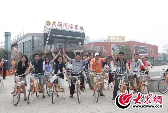 采訪團記者做好準(zhǔn)備體驗公共自行車。 記者 郭豪 攝。